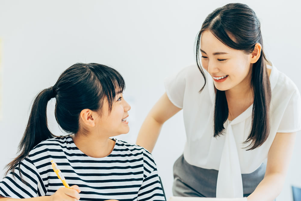 小学生が塾の講師に質問しているところ